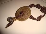 PULSERA EN CUERO Y CERRADURA CON MONEDA CHINA